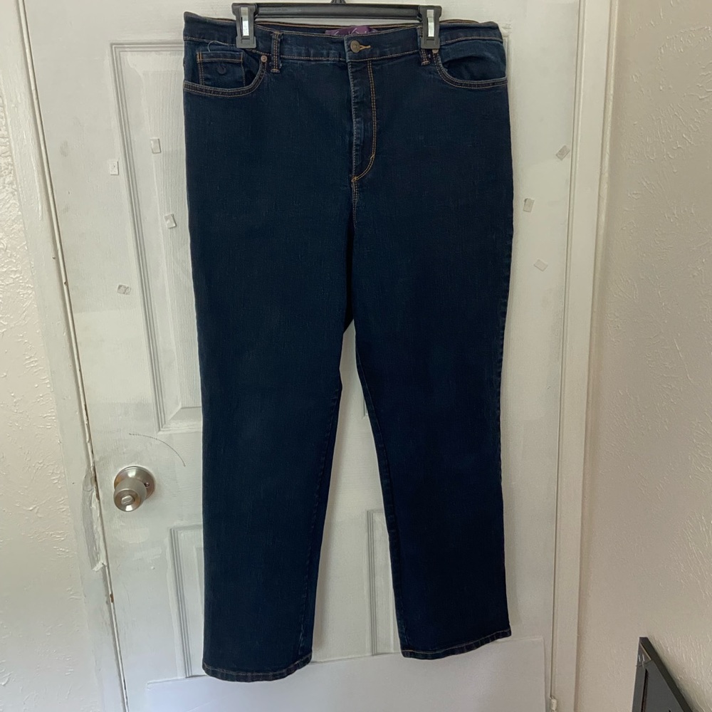 Gloria Vanderbilt Amanda dark shaded blue jeans in size 18.
